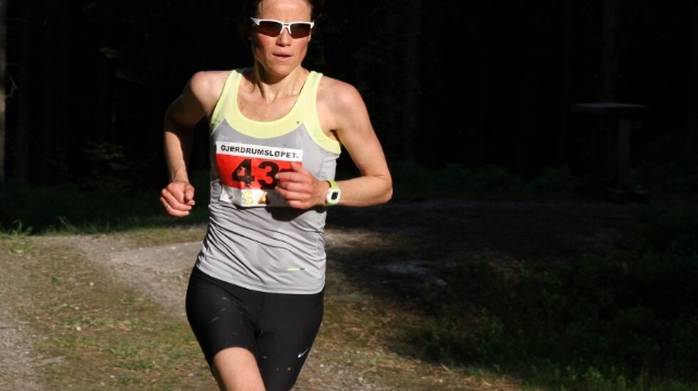 Elin Sjaastad løper inn til seier i kvinneklassen på 12 km (foto: Olav Engen).
