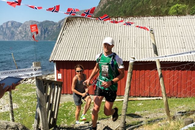 Ørjan Ravndal i klar tet ved Songesand etter 25 km - og seieren ble aldri truet (Foto: Martin Steinskog).