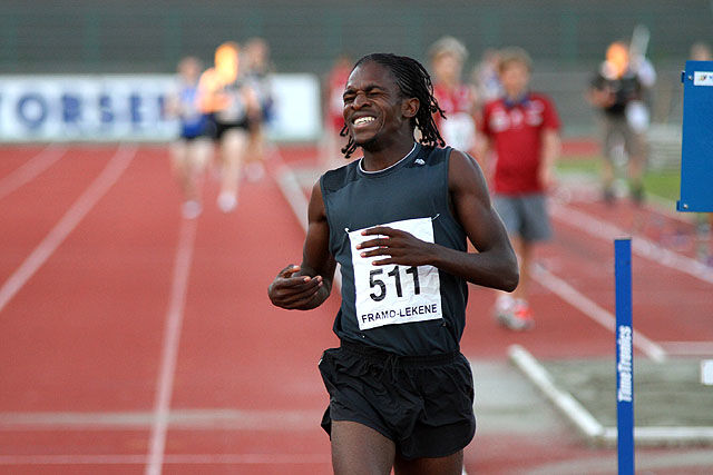 Albertino Mamba fra Mosambik går i mål på 800 meter på den glimrende tiden 1,48