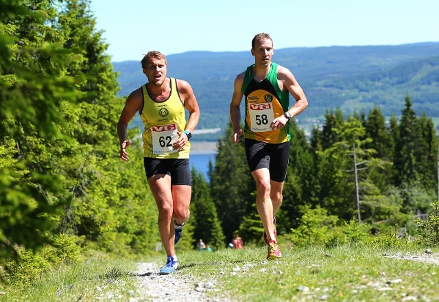 Kristian Monsen og Ulrik Lolland underveis før Monsen dro i fra (foto: Bjørn Hytjanstorp).