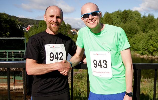 De to beste på 10 km i det 1. løpet av Ålesund sommerkarusell. Fra venstre, Tom Skar (nummer to) og Øyvind Helstrøm (vinner)