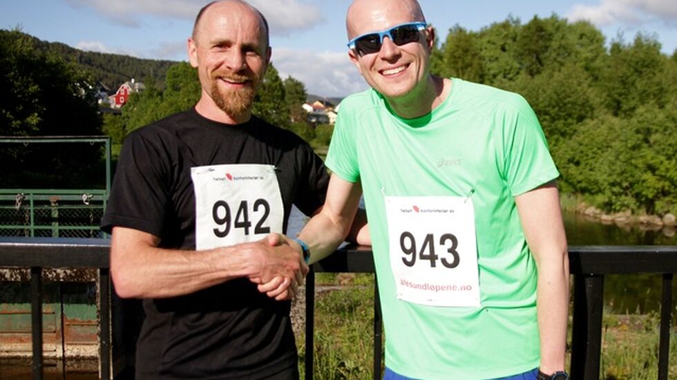 De to beste på 10 km i det 1. løpet av Ålesund sommerkarusell. Fra venstre, Tom Skar (nummer to) og Øyvind Helstrøm (vinner)