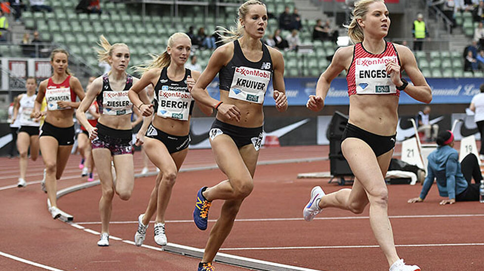 Kristine Eikrem Engeset tok teten og ble der til nederlandske Manona Kruiver for forbi 450 m fra mål. (Foto: Bjørn Johannessen)