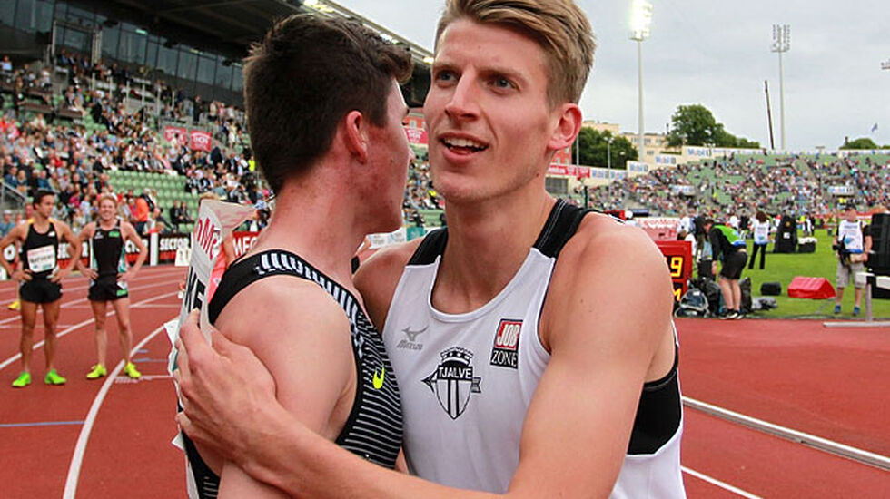 Sterke tider: Tjalves Snorre Holtan Løken klemmer Jakob Ingebrigsten etter at begge satte personlige rekorder. (Foto: Kjell Vigestad)