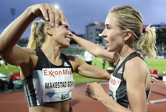 Ingvill Måkestad Bovim gratulerer Karoline Bjerkeli Grøvdal med den norske rekorden på 1 engelsk mile. (Foto: Bjørn Johannessen)