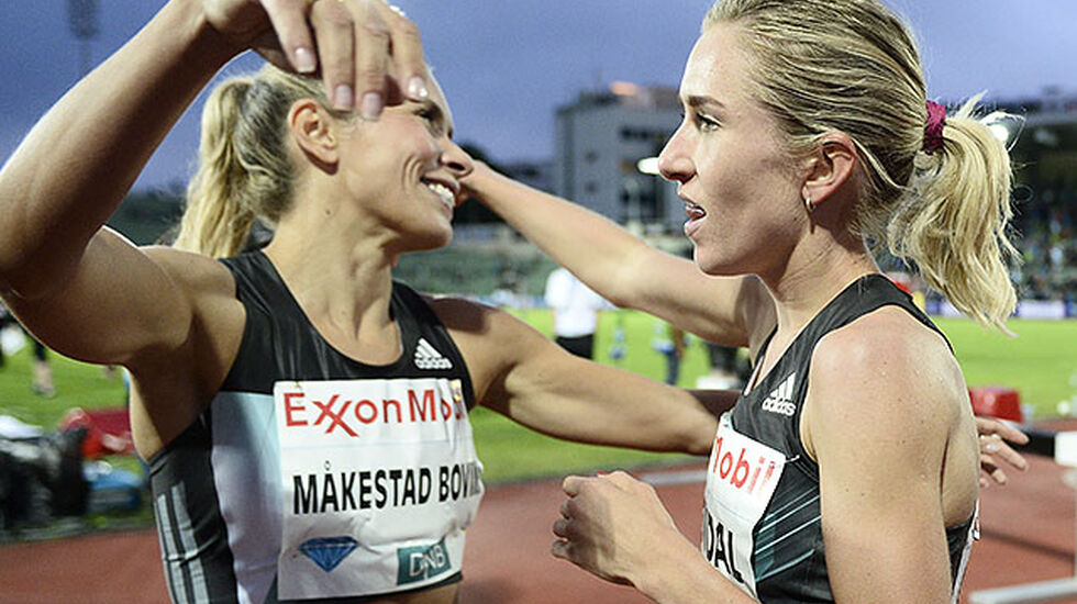 Ingvill Måkestad Bovim gratulerer Karoline Bjerkeli Grøvdal med den norske rekorden på 1 engelsk mile. (Foto: Bjørn Johannessen) 