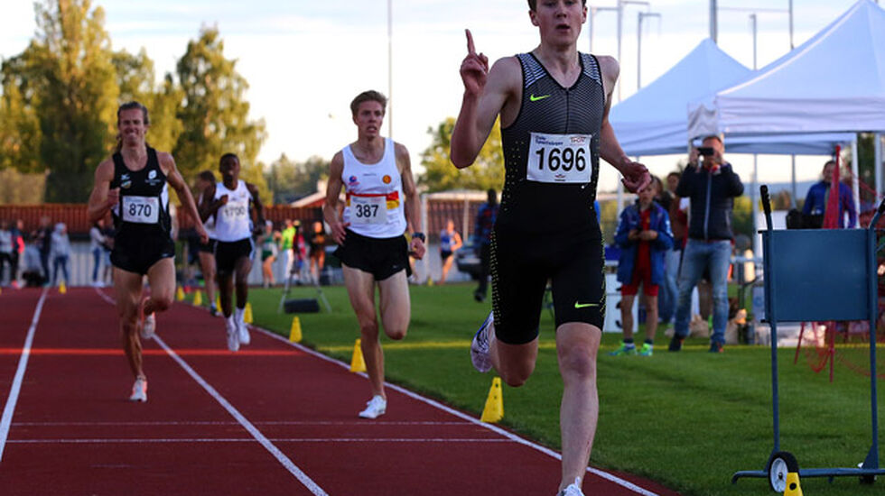 Seier i seniorklassen på 3000m i Tyrvinglekene i år som ifjor for Jakob Ingebrigtsen. Foto: Bjørn Hytjanstorp