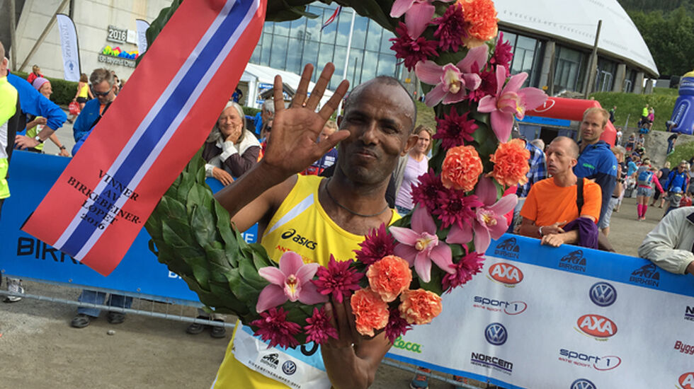 Fem fingre opp: Weldu Negash Gebretsadik jubler for sin femte strake seier. (Foto: Finn Olsen)
