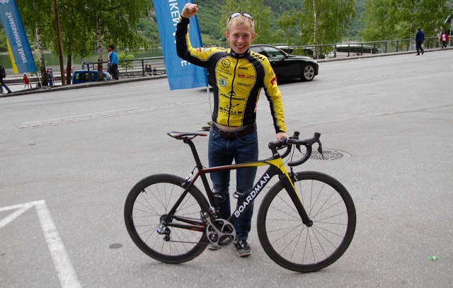 Øyvind Heiberg Sundby stod kanskje for den sterkeste prestasjonen i Geiranger. Vanligvis ser vi Øyvind på motbakkeløp, men på lørdag hadde han byttet ut løpesko med sykkel. Øyvind vant Nibberittet på tiden 1.03.16. Foto: Helge Fuglseth