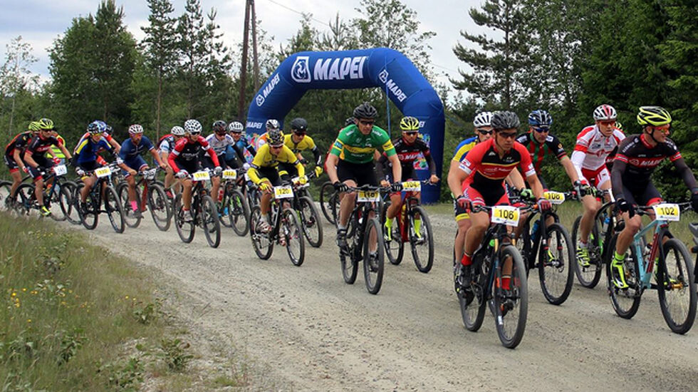 Fra masterstarten med dagens to raskeste ryttere Ole Dalsjø (102) og Roar Sollie (106) i front. (Foto: Knut Imsdalen)