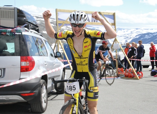 Øyvind Heiberg Sundby er i mål på Dalsnibba i 2016. Foto: Martin Hauge-Nilsen