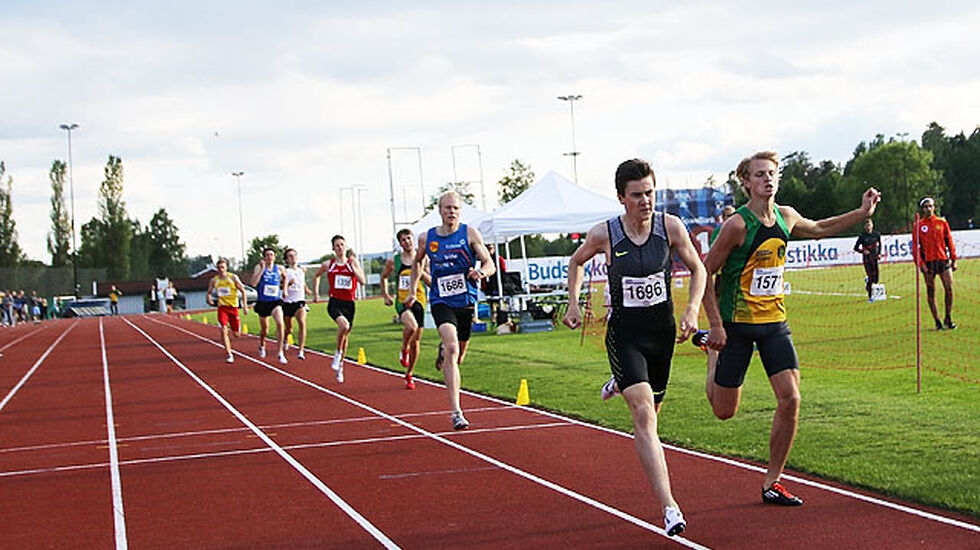 Jakob Ingebrigtsen vinner det aller siste heatet på 800 m på Nadderud lørdag kveld.
