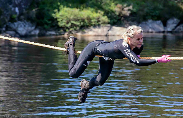 Noen hindere og noen deltakere er tøffere enn andre (Foto: Arrangør)