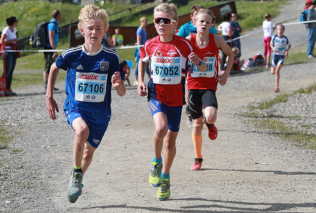 Fart og innsats: Tre 12-årsgutter som representerer bredden i UngdomsBirken. De er ikke blant de aller beste, men løper likevel imponerende fort. (Foto: Kjell Vigestad) 