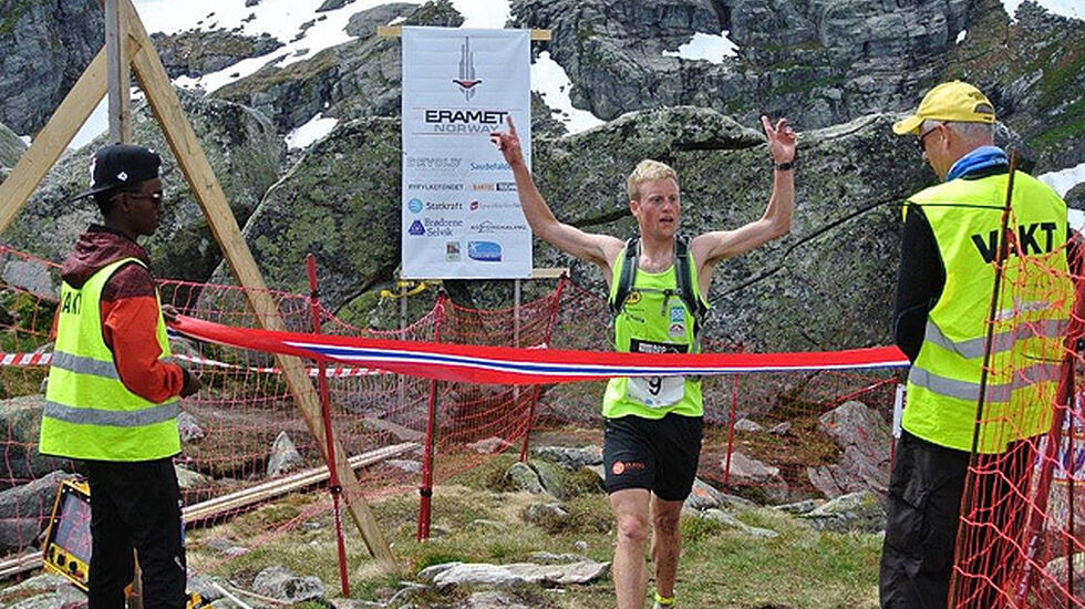 Tengsareid går i mål som vinner og ny løyperekordinnehaver. Foto:Kai Ove Birkeland