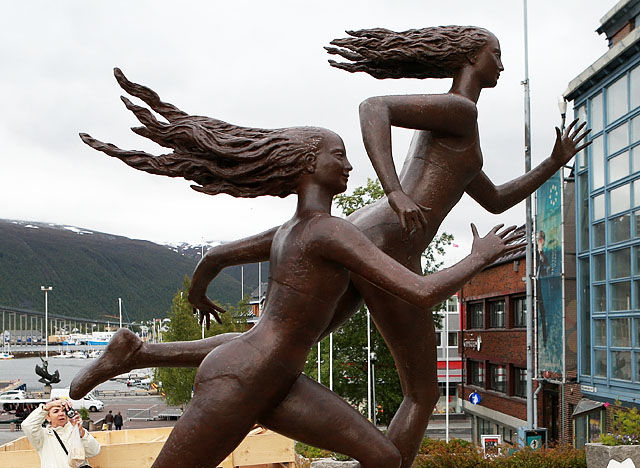 Runners: Skulpturen som Midnight Sun Marathon og Tromsø by får i gave fra en italiener som har løpt i Tromsø ti ganger. (Foto: Kjell Vigestad)
