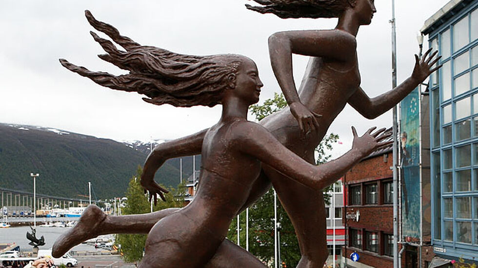 Runners: Skulpturen som Midnight Sun Marathon og Tromsø by får i gave fra en italiener som har løpt i Tromsø ti ganger. (Foto: Kjell Vigestad)