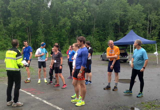 Hele feltet i ukas gå-jogg samlet før start med bl.a. Johan Edin, Henning Mortensen og Esther Inselset (fra. v) i første rekke. (Arrangørfoto) Hele feltet i ukas gå-jogg samlet før start med bl.a. Johan Edin, Henning Mortensen og Esther Inselset (fra. v) i første rekke. (Arrangørfoto)
