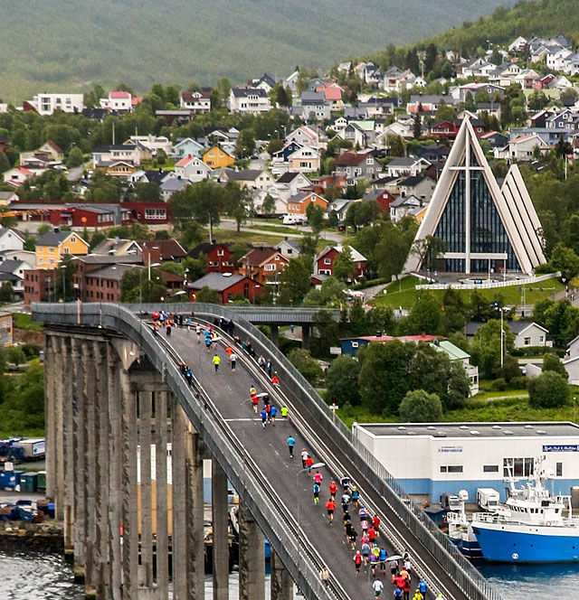 Maraton: Over Tromsøbroa og forbi Ishavskatedralen med start lørdag kl. 20.30. Foto: Truls Tiller