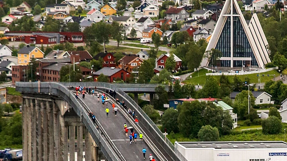 Maraton: Over Tromsøbroa og forbi Ishavskatedralen med start lørdag kl. 20.30. Foto: Truls Tiller