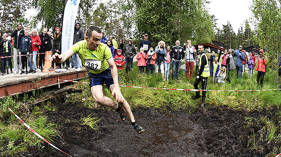 Anders Skaare i luftig svev mot gjørma. (Alle foto: Bjørn Johannessen)