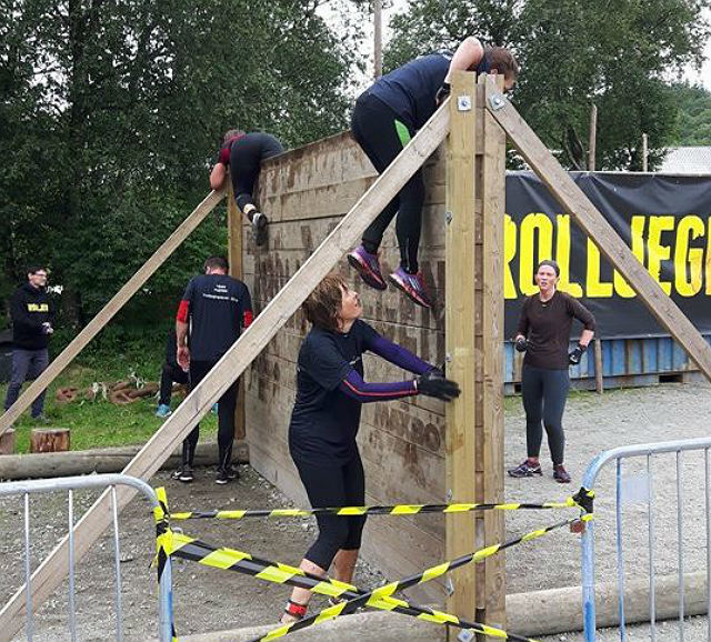 Denne veggen MÅ man forsere! Da er det samarbeid som gjelder, i god OCR-ånd (Foto: Lars Tøsse)
