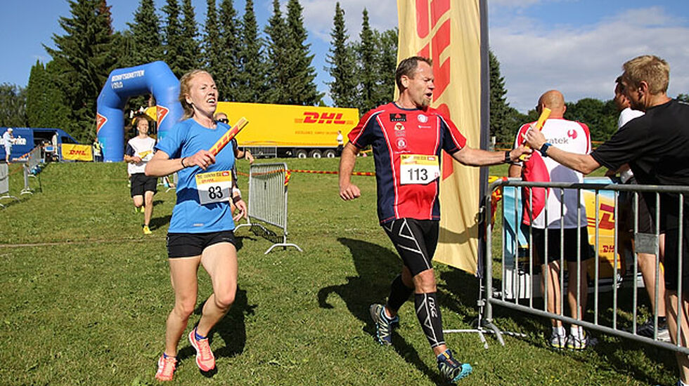 Hilde Visthoff Drange, Visma Consulting og Thom-Arne Norheim, Eidsvoll Værks Skiklub veksler etter førsteetappen.