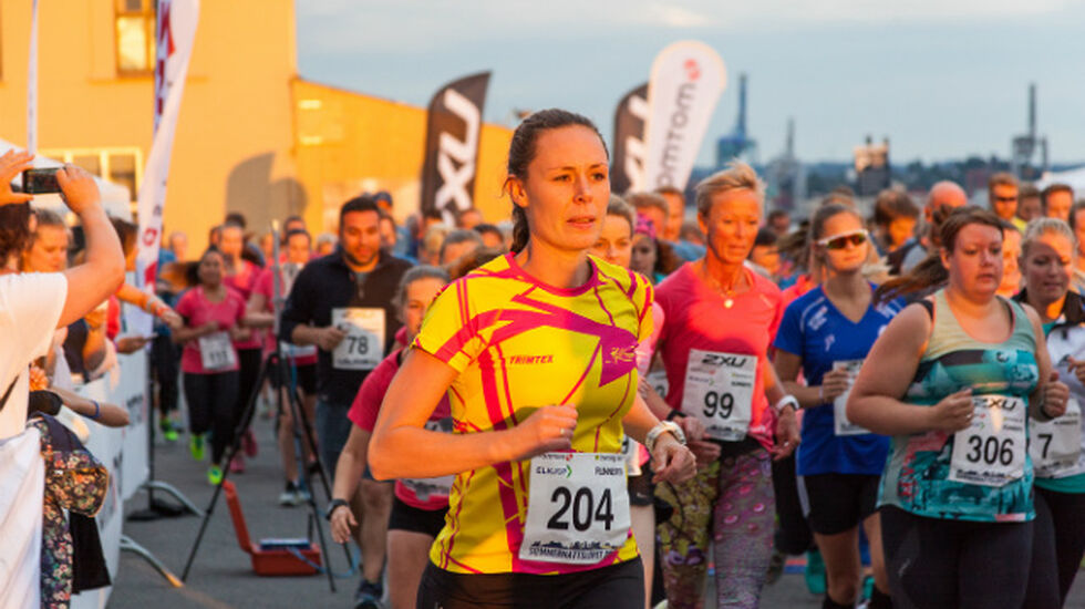 Kristin Rosebø var en av de nesten 300 som løp inn i  aftensolen. Foto: Adam Stirling