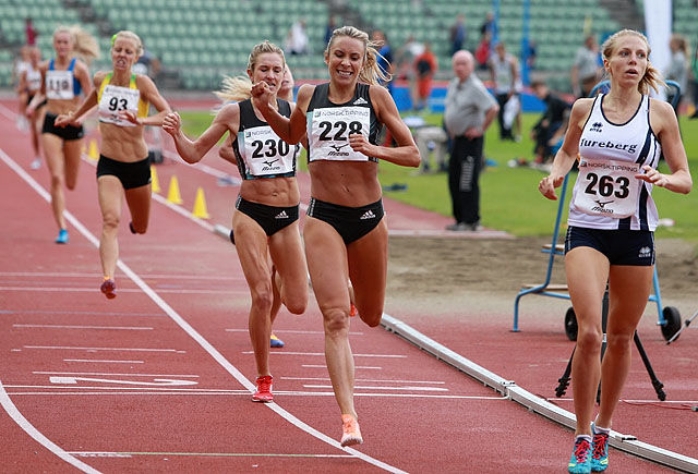 Svenske Hanna Hermansson (th) vant og satte personlig rekord på 800 m. Tett etter følger Ingvill Måkestad Bovim og Karoline Bjerkeli Grøvdal. Foto: Kjell Vigestad