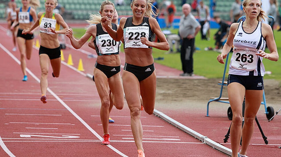 Svenske Hanna Hermansson (th) vant og satte personlig rekord på 800 m. Tett etter følger Ingvill Måkestad Bovim og Karoline Bjerkeli Grøvdal. Foto: Kjell Vigestad