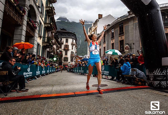 Yngvild Kaspersen kunne jublende løpe i mål i Chamonix som vinner av Cross-løpet. (Foto: Martina Valmossoi / Salomon)