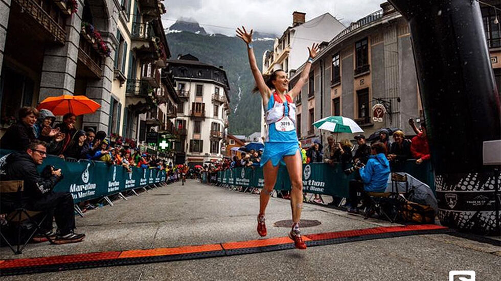Yngvild Kaspersen kunne jublende løpe i mål i Chamonix som vinner av Cross-løpet. (Foto: Martina Valmossoi / Salomon)
