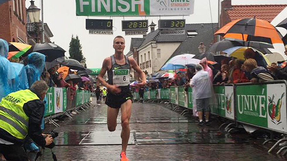 I øsende regnvær løp Sondre Nordstad Moen inn til ny 10 km-pers. (Foto: Jasper Buitink)