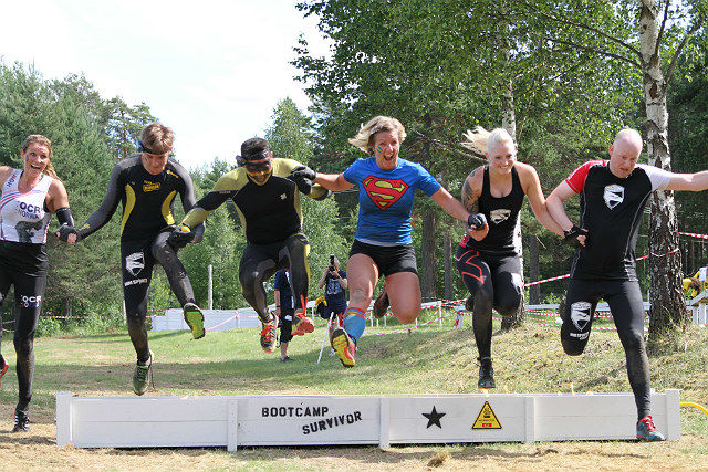 En herlig gjeng som vet å nyte et hinderløp (Foto: Line Hofoss Holm)