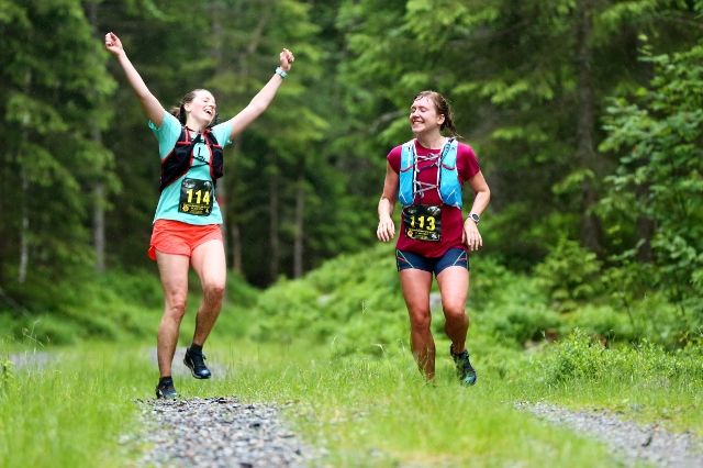 Fra fjorårets løp med glade Astri Norløkken og Erika Wollned 34 kilometer ut i løpet. (Foto: Bjørn Hytjanstorp)