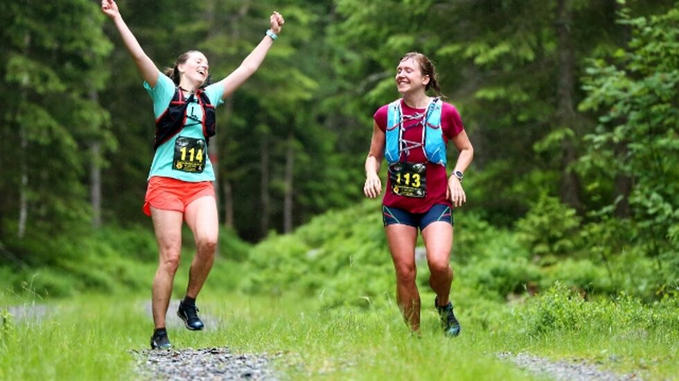 Fra fjorårets løp med glade Astri Norløkken og Erika Wollned 34 kilometer ut i løpet. (Foto: Bjørn Hytjanstorp)
