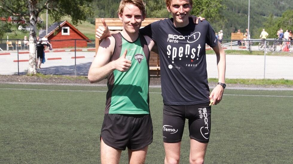 Eivind Øygard fra Jølster og Marius Vedvik etter fjorårets 10 km : Fotograf Helge Fuglseth