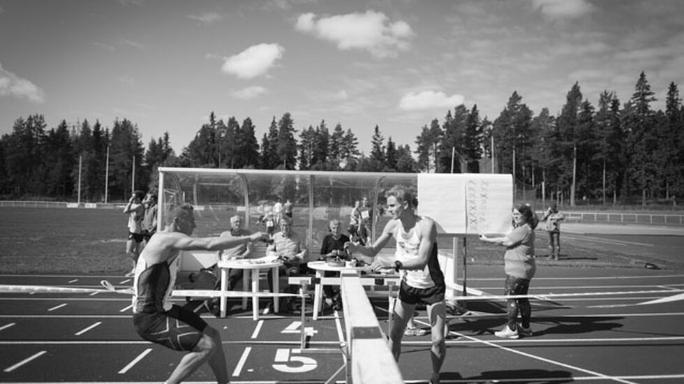 I føringen. Ola Sakshaug løp for Kristiansand LK/Steinkjer FiK. Her tar han over i Krokom. Ved målgang i Åre leder klubben med over ti minutter til svenskene i Sportsgym.