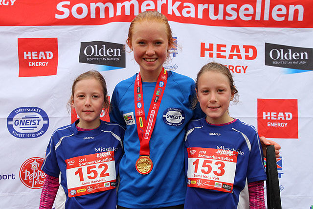 Vinner Adele Henriksen med tvillingene Emma og Anna Hanstveit etter løp 2. Fotograf : Arne Dag Myking