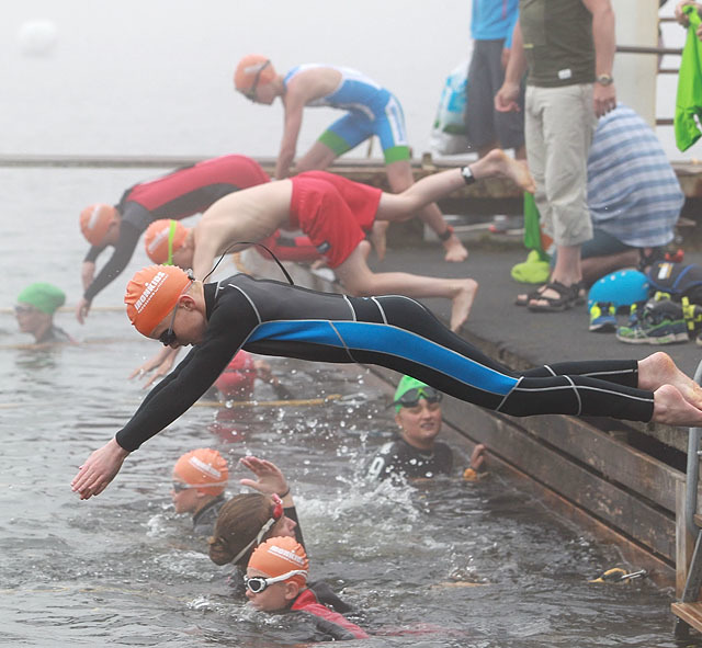 Varierende vær: I fjorårets Ironkids var det både strålende sol, regnbyger og tåke, men ikke samtidig. Her stuper de rett ut i tåka. (Foto: Kjell Vigestad)