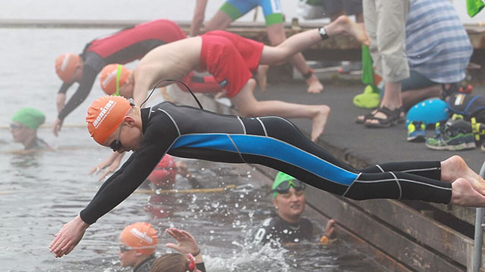 Varierende vær: I fjorårets Ironkids var det både strålende sol, regnbyger og tåke, men ikke samtidig. Her stuper de rett ut i tåka. (Foto: Kjell Vigestad)