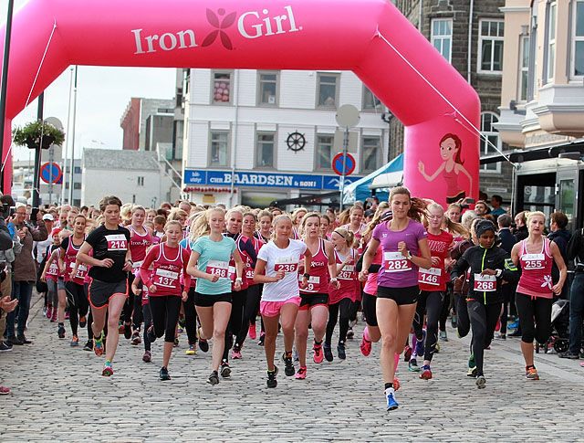268 Irongirls: Mange på startstreken. (Foto: Kjell Vigestad)