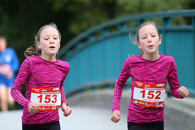 Tvillingene Anna og Emma Hanstveit fra Mjøsdalen er bare 12 år gamle, men løper fortere enn de fleste.
