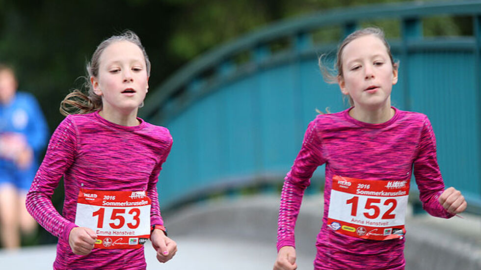 Tvillingene Anna og Emma Hanstveit fra Mjøsdalen er bare 12 år gamle, men løper fortere enn de fleste.