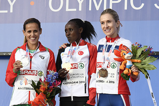 Karoline Bjerkeli Grøvdal kunne klatre opp på pallen og juble for bronsemedalje. Gullet gikk til Yasemin Can fra Tyrkia og sølvet til Dulce Felix fra Portugal. (Foto: Bjørn Johannessen)