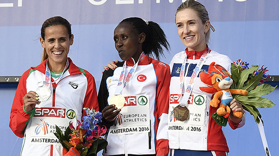 Karoline Bjerkeli Grøvdal kunne klatre opp på pallen og juble for bronsemedalje. Gullet gikk til Yasemin Can fra Tyrkia og sølvet til Dulce Felix fra Portugal. (Foto: Bjørn Johannessen) 