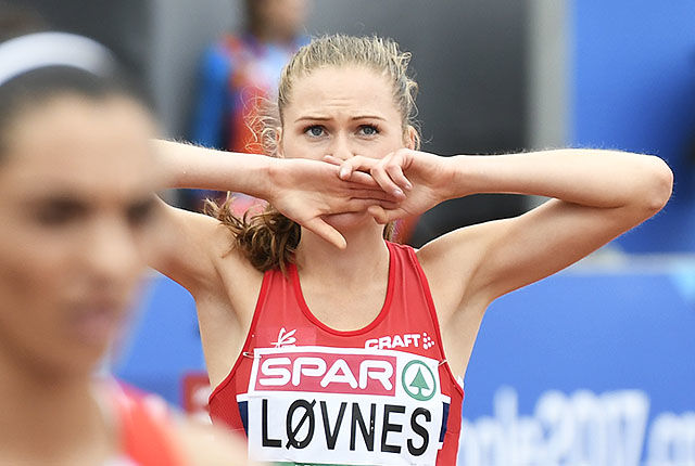 Det ble noen nervepirrende minutter for Ingeborg Løvnes mens hun venta på resultata fra heat 2. (Foto: Bjørn Johannessen)