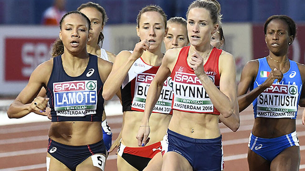 Hedda Hynne dro feltet fra 150 til 700 m. Her passerer hun 400 m på 58,42. (Foto: Bjørn Johannessen) 