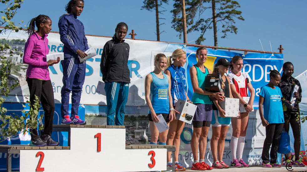 Fra premieutdelingen med de 10 beste kvinnene på 10km, vi ser Heidi Pharo nærmest pallen (foto: Sylvain CAVATZ)