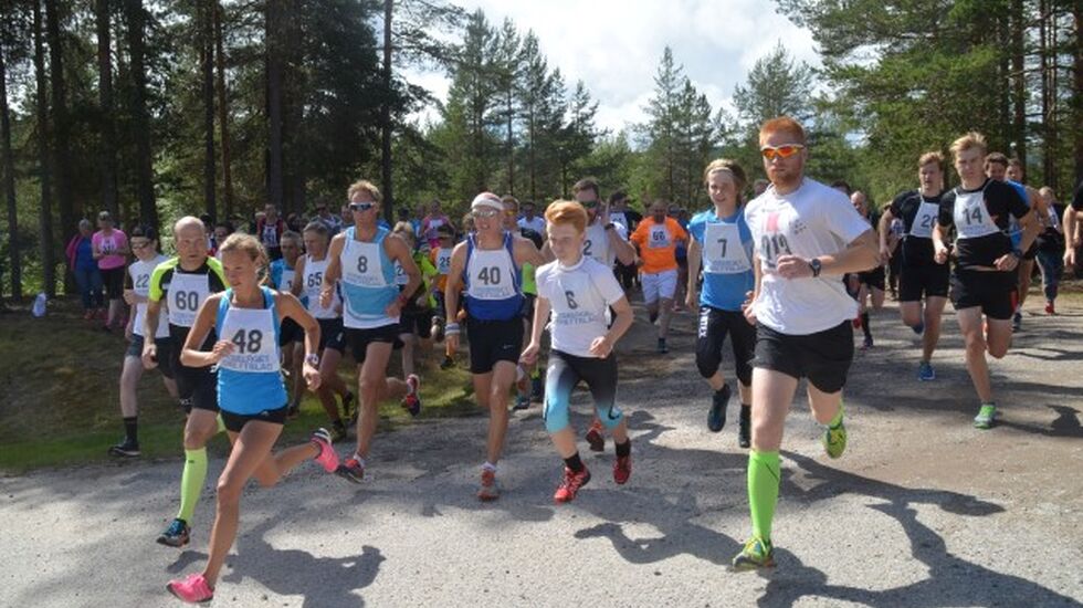 Fra starten i 2016 med vinnerene Geir Strandbakke (60) og Monika Kørra (48) i front. (Foto: Erik Øsmundset)